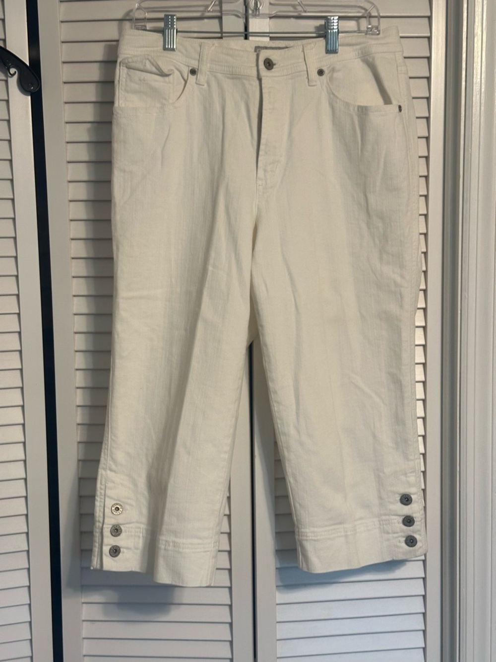 Chico’s 1.5 white denim Capri